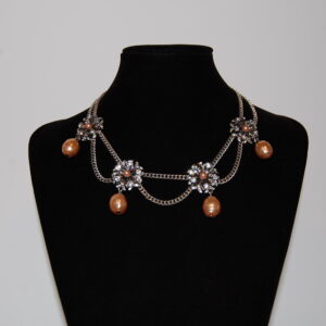 Flowers and pearl effect necklace